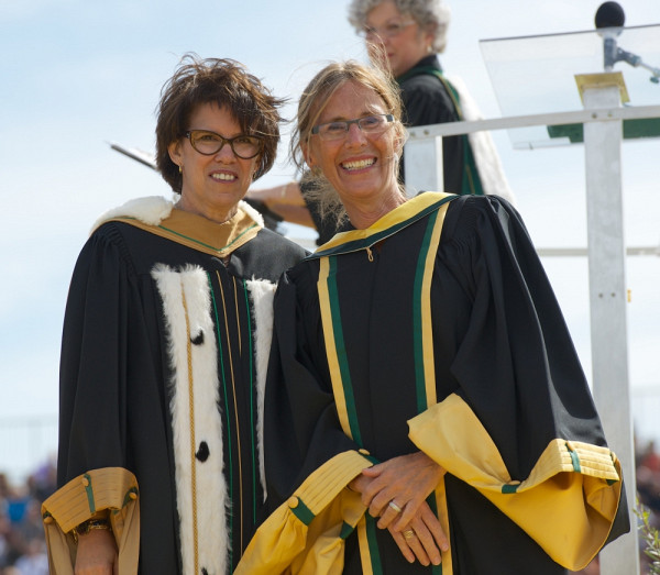 La rectrice Luce Samoisette et Carolyn Webster-Stratton, docteure d'honneur en éducation