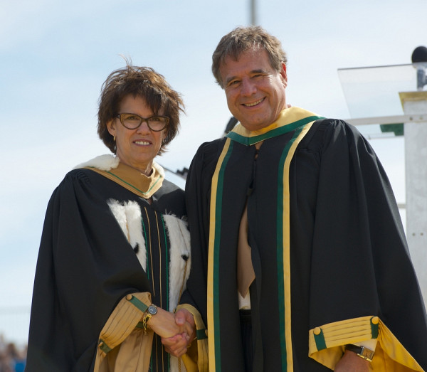La rectrice Luce Samoisette et Alain Beaudet, docteur d'honneur en médecine et sciences de la santé