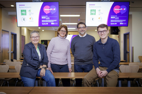 Les membres du jury (de gauche &agrave; droite) : Anick Bouchard, conseill&egrave;re en communication &agrave; la FMSS de l&rsquo;Universit&eacute; de Sherbrooke, Nathalie Rivard, professeure-chercheuse &agrave; l'IRCUS, Martin Par&eacute;, patient-partenaire &agrave; l'IRCUS, et Thomas Lallier, &eacute;tudiant au baccalaur&eacute;at en pharmacologie &agrave; l&rsquo;Universit&eacute; de Sherbrooke.