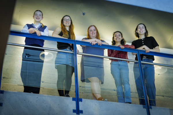 L&rsquo;IRCUS tient &agrave; remercier chaleureusement les membres du comit&eacute; organisateur responsables du succ&egrave;s de cette deuxi&egrave;me &eacute;dition (de gauche &agrave; droite) :&nbsp;Fr&eacute;d&eacute;rique Goulet (&eacute;tudiante &agrave; la ma&icirc;trise dans le laboratoire du Pr Fran&ccedil;ois Bachand), Zo&eacute; Gerber (doctorante dans le laboratoire de la Pre Marilyne Labrie), Pre V&eacute;ronique Giroux (responsable), Emma Delannoy (doctorante dans le laboratoire du Pr Mathieu Quesnel-Valli&egrave;res) et Molly Sedeuil (doctorante dans le laboratoire de la Pre V&eacute;ronique Giroux).