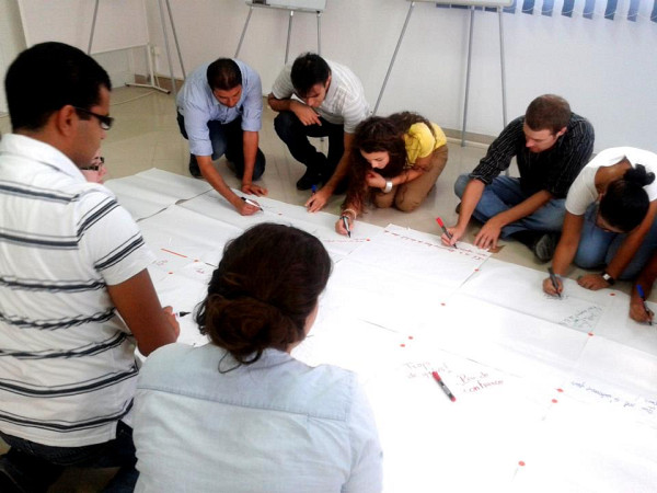 Des jeunes Tunisiens participent à une activité de simulation politique à la veille des prochaines élections.
