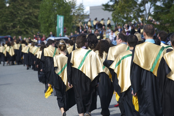 Des diplômés couverts d’or et de vert.