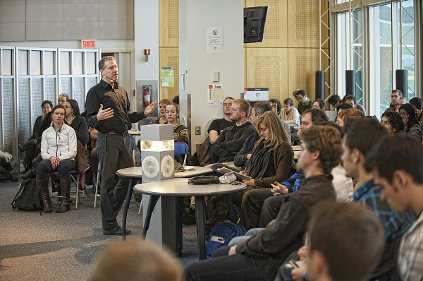 Plusieurs personnes &eacute;taient venues au Carrefour de l'information pour entendre le point de vue du professeur d'&eacute;conomie sur les gaz de schiste.