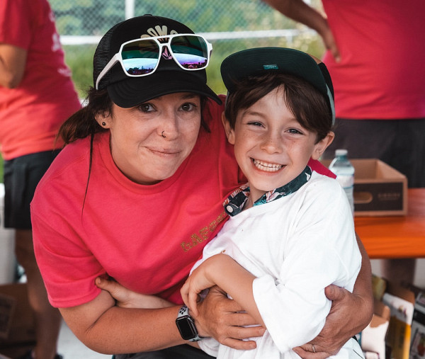 Rachel Quirion en compagnie d'un jeune inscrit au camp d'&eacute;t&eacute;