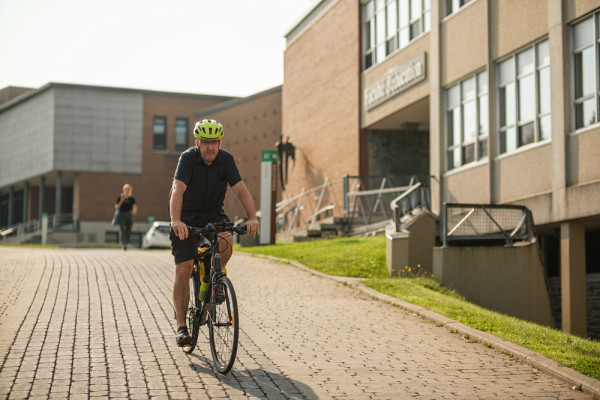 Philippe Apparicio est lui-même un adepte de vélo utilitaire, notamment pour ses déplacements à l'université.