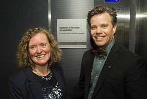Patrik Doucet et sa conjointe, devant l'ascenseur du Studio de création - Fondation Huguette et Jean-Louis Fontaine; ascenseur - ou plutôt 