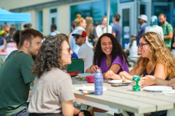 Le Village UdeS est un rendez-vous hebdomadaire. Les &eacute;tudiantes et &eacute;tudiants d&rsquo;ici et de l&rsquo;international sont invit&eacute;s &agrave; se rencontrer autour d&rsquo;une nourriture partag&eacute;e, dans un esprit convivial et ludique, comme ici lors du barbecue organis&eacute; durant l&rsquo;&eacute;t&eacute;. Ce moment permet de tisser des liens et d&rsquo;en apprendre plus sur les services, les ressources et la vie universitaire. Plus de 500&nbsp;personnes ont particip&eacute; &agrave; ces activit&eacute;s cette ann&eacute;e.