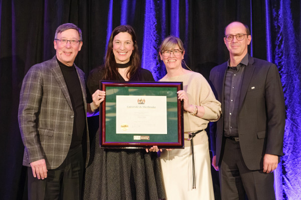M&eacute;lanie Cabana, en compagnie du recteur, le professeur Jean-Pierre Perreault, de la vice-rectrice aux &eacute;tudes et &agrave; la vie &eacute;tudiante, la professeure Isabelle Dionne, et du vice-recteur associ&eacute; &agrave; l'intelligence artificielle et directeur g&eacute;n&eacute;ral du Service de soutien &agrave; la formation, St&eacute;phane Roux.