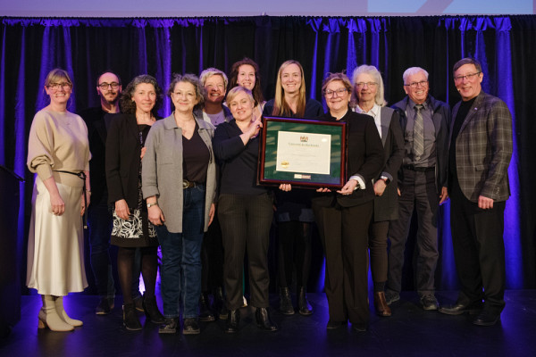 Plusieurs membres de l'&eacute;quipe&nbsp;des microprogrammes de 2e&nbsp;cycle en soutien-conseil et intervention en g&eacute;rontologie : Matthieu Vincenot, la professeure Chantal Viscogliosi, Myl&egrave;ne Salles, M&eacute;lisa Audet, Alexandra &Eacute;thier, les professeures M&eacute;lanie Couture et Samu&egrave;le R&eacute;millard-Boilard, Louise Belzile et Camille Dolbec, en compagnie de la vice-rectrice aux &eacute;tudes et &agrave; la vie &eacute;tudiante, la professeure Isabelle Dionne, de la doyenne de la Facult&eacute; des lettres et sciences humaines, la professeure Anick Lessard, et du recteur, le professeur Jean-Pierre Perreault.