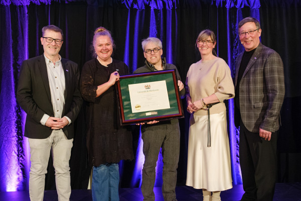 Le professeur Patrick Ayotte, accompagn&eacute; du doyen de la Facult&eacute; des sciences, le professeur Armand Soldera, de la professeure Anne Lessard, vice-rectrice &agrave; la recherche et vice-rectrice aux relations internationales, de la professeure Isabelle Dionne, vice-rectrice aux &eacute;tudes et &agrave; la vie &eacute;tudiante, et du professeur Jean-Pierre Perreault, recteur.