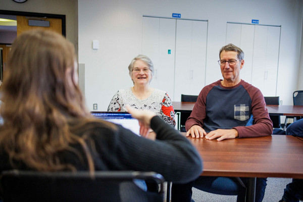 Les t&eacute;moignages des &eacute;tudiantes et &eacute;tudiants, actuels et dipl&ocirc;m&eacute;s, sont &eacute;loquents&nbsp;:&nbsp; ces&nbsp;microprogrammes ont un impact transformateur sur leurs pratiques, leur posture professionnelle et leur engagement envers les personnes &acirc;g&eacute;es.&nbsp;Cette &eacute;quipe interdisciplinaire rassemble des personnes passionn&eacute;es et engag&eacute;es : Louise Belzile, Camille Dolbec, Fr&eacute;d&eacute;rique Garnier, Myl&egrave;ne Salles, M&eacute;lisa Audet, Alexandra &Eacute;thier, Matthieu Vincenot, charg&eacute; et charg&eacute;es de cours, ainsi que les professeures Samu&egrave;le R&eacute;millard-Boilard, M&eacute;lanie Couture et Chantal Viscogliosi. Ensemble, elles incarnent une vision commune de la formation universitaire fond&eacute;e sur la rigueur, la collaboration et le souci de l&rsquo;impact social.