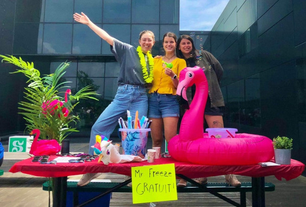 Quelques membres de l&rsquo;Association g&eacute;n&eacute;rale des &eacute;tudiantes et &eacute;tudiants en sciences infirmi&egrave;res de Longueuil &agrave; la rentr&eacute;e au Campus de Longueuil.