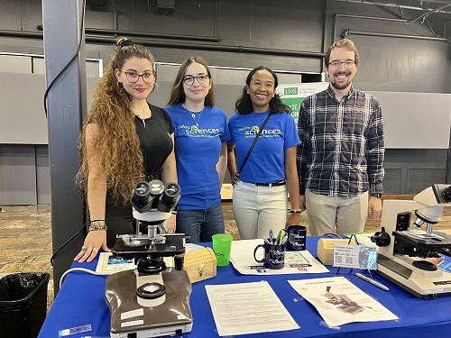 Les membres de Parlons sciences Sherbrooke, &agrave; l'exposition Zoom de sciences.