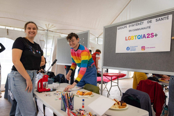 Le programme de mentorat LGBTQIA2S+ de la FMSS sert à accompagner les personnes étudiantes queers lorsqu’elles ont des besoins particuliers.
