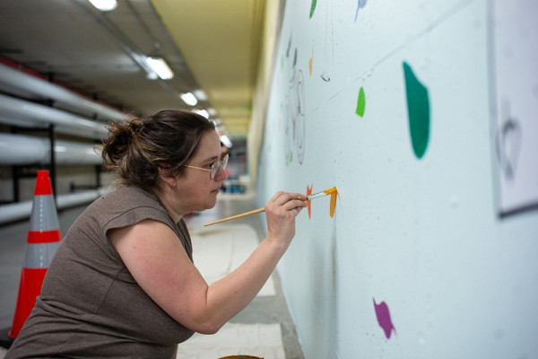 L'enseignante Geneviève Dupont-Daigneault a apporté sa touche personnelle en venant donner un coup de pinceau à la murale imaginée par ses étudiantes.