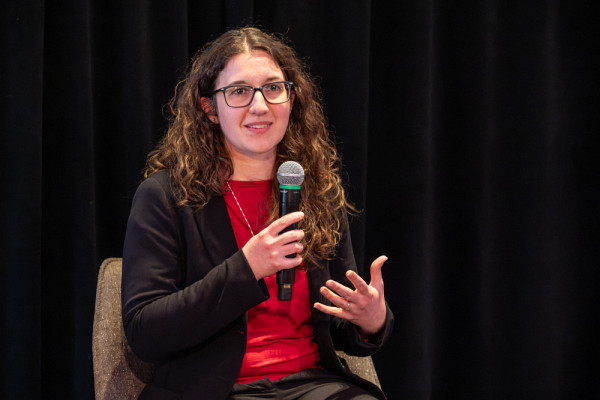 La professeure Adelphine Bonneau, sp&eacute;cialiste affili&eacute;e aux d&eacute;partements de Chimie et d&rsquo;Histoire de l'UdeS.