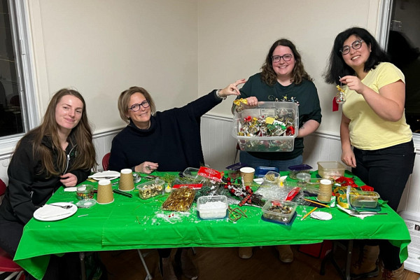 L&rsquo;&eacute;quipe de b&eacute;n&eacute;voles de l&rsquo;IRCUS lors du souper de No&euml;l de la Rose des vents de l&rsquo;Estrie (de gauche &agrave; droite)&nbsp;: Fjolla Rexhepi, &eacute;tudiante au doctorat, Brigitte Gu&eacute;rin, professeure-chercheuse et membre du Comit&eacute; scientifique de l&rsquo;IRCUS, Jessica Lessard, &eacute;tudiante au doctorat, et Jasmine Tsang, &eacute;tudiante &agrave; la ma&icirc;trise