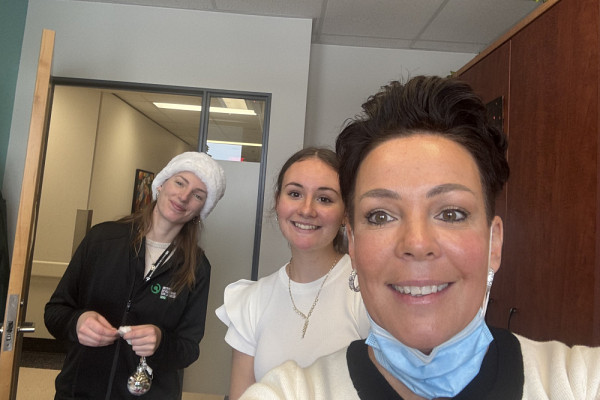 Marie-Andr&eacute;e Quirion, patiente-partenaire membre du Comit&eacute; ex&eacute;cutif de l'IRCUS et survivante d'une cancer depuis l'&eacute;t&eacute; 2024, accompagn&eacute;e de sa fille Marie-Soleil Bilodeau (droite) et Fjolla Rexhepi (gauche), &eacute;tudiante au doctorat &agrave; l'IRCUS, lors de la distribution des boules de souhaits en oncologie. Absentes sur la photo : Jessica Lessard, Jasmine Tsang et Karine Tremblay