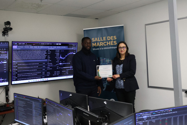 Anderson Fassiet Yao, laur&eacute;at de la 3e place et &eacute;tudiant &agrave; la ma&icirc;trise en &eacute;conomie financi&egrave;re, et Manel Kammoun, PhD Professeure titulaire de finance au D&eacute;partement des sciences administratives de l&rsquo;Universit&eacute; du Qu&eacute;bec en Outaouais (UQO).