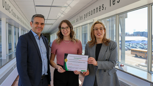 Vincent Morin, professeur de finance &agrave; l&rsquo;UQAC, Sophie Lemieux, laur&eacute;ate de la 1re place et &eacute;tudiante au baccalaur&eacute;at en finance, Imen Latrous, professeure de finance et responsable de la simulation Objectif Wall Street &agrave; l&rsquo;UQAC.