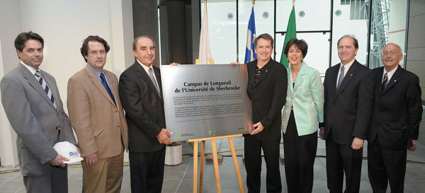 Alain Giguère, directeur de la construction et du bâtiment de la firme EBC; Bernard Drainville, député de Marie-Victorin; Claude Gladu, maire de Longueuil; le recteur sortant Bruno-Marie Béchard, la ministre de l'Éducation, du Loisir et du Sport, Michelle Courchesne, Jacques Goyette, vice-président du comité exécutif de la Ville de Longueuil; et Denis Marceau, recteur adjoint et vice-recteur au Campus de Longueuil.
