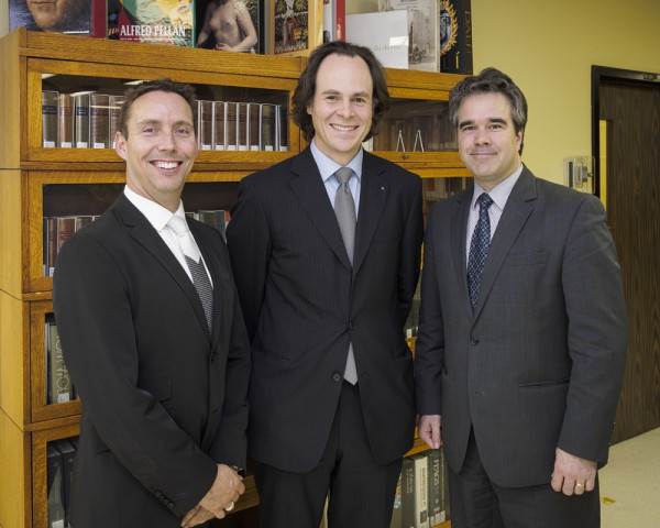 Me Maxime Bernatchez,&nbsp;ancien b&acirc;tonnier et actuel premier conseiller du Barreau de Saint-Fran&ccedil;ois,&nbsp;le doyen S&eacute;bastien Lebel-Grenier&nbsp;et Me Claude Villeneuve, nouveau b&acirc;tonnier&nbsp;du Barreau de Saint-Fran&ccedil;ois.