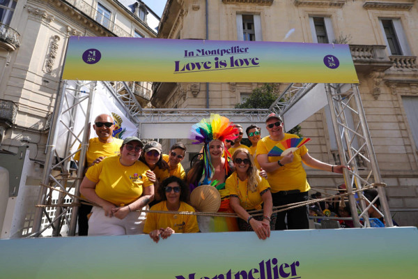 Des membre du groupe LGBTQ+ UdeS lors de la marche des Fiertés à Montpellier.