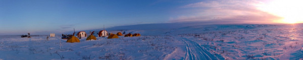 Camp de base dans la toundra arctique à 50 km au nord d’Inuvik dans les Territoires du Nord-Ouest (69° N) où ont séjourné pendant 10 jours, en mars 2018, Céline Vargel, étudiante au doctorat, Alexandre Roy, chercheur postdoctoral, et Alain Royer, professeur au Département de géomatique appliquée, tous coauteurs de l’article. Les conditions de vie sous tente par -30 °C la nuit rendent ces campagnes de mesures très difficiles.