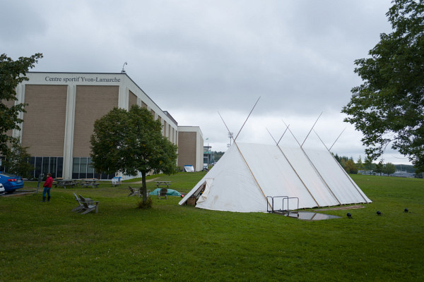 Le shaputuan, une grande tente traditionnelle, accueille plusieurs activités derrière le Centre sportif du Campus principal.