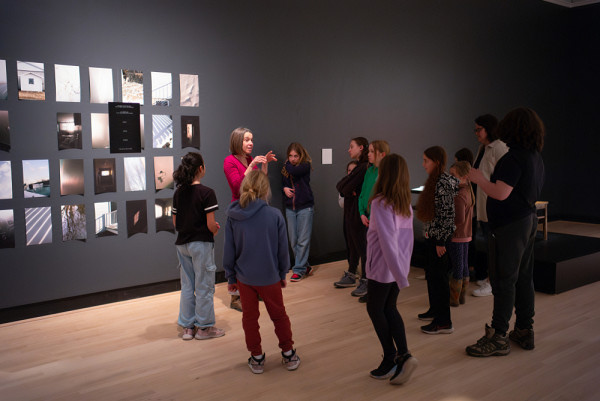 L’étudiante en arts visuels Jessica Renaud a accompagné les élèves à la Galerie d’art Antoine-Sirois.