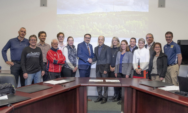 Les membres de l'alliance entre propriétaires et usagers du parc du Mont-Bellevue, au moment de la création de ce regroupement, en décembre 2018.