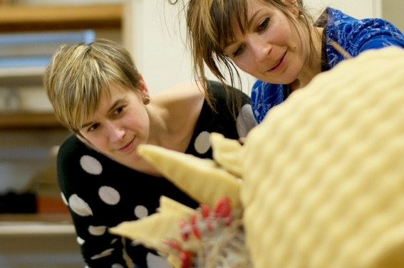 Josianne Bolduc (&agrave; gauche)&nbsp;et Marilyne St-Pierre, &eacute;tudiante en arts visuels.