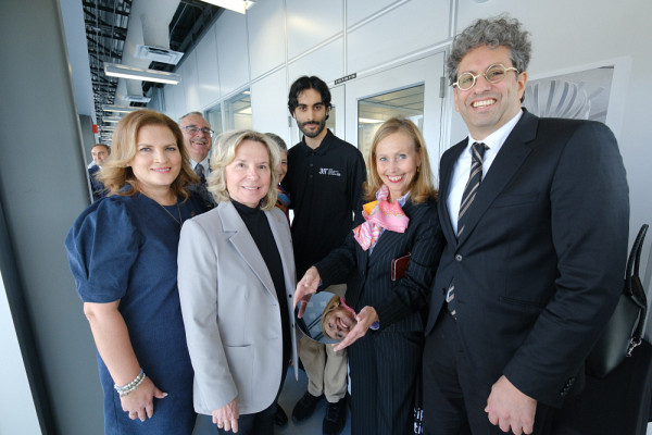 L'annonce gouvernementale a &eacute;t&eacute; pr&eacute;c&eacute;d&eacute;e d'une visite des installations de pointe du 3IT.