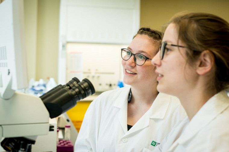 Allison et Maude au laboratoire de biochimie, en 2019