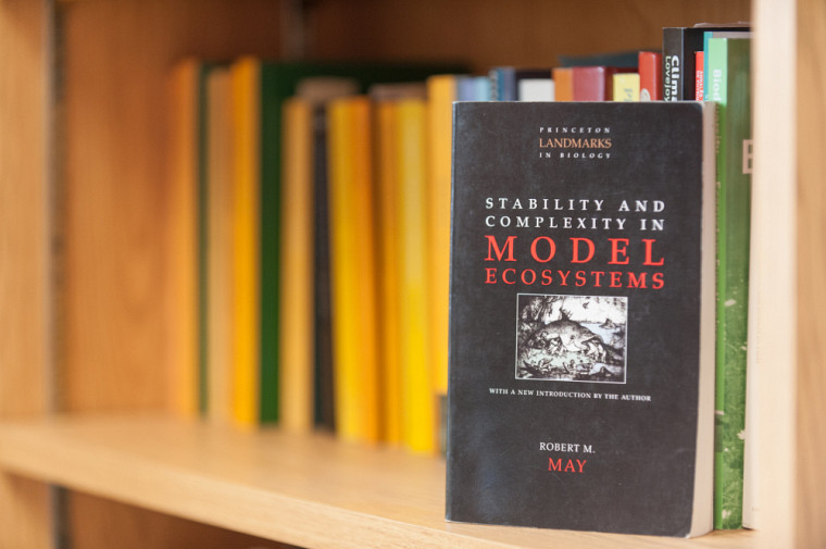 « Stability and Complexity in Model Ecosystems » de Robert May.