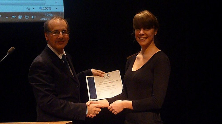 Catherine Létourneau recevant sa bourse lors de l'événement PRMIA Montréal.