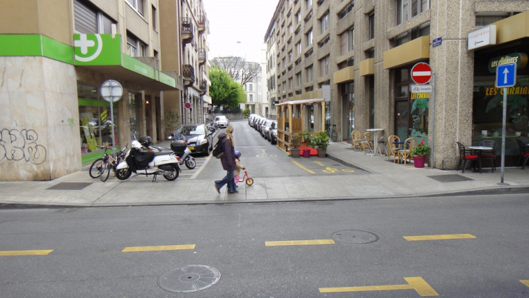 Genève, Suisse : un trottoir traversant