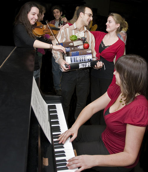 À travers les 17 tableaux de la comédie musicale, les spectateurs pourront suivre les hauts et les bas d'une sessions d'étudiants en musique.