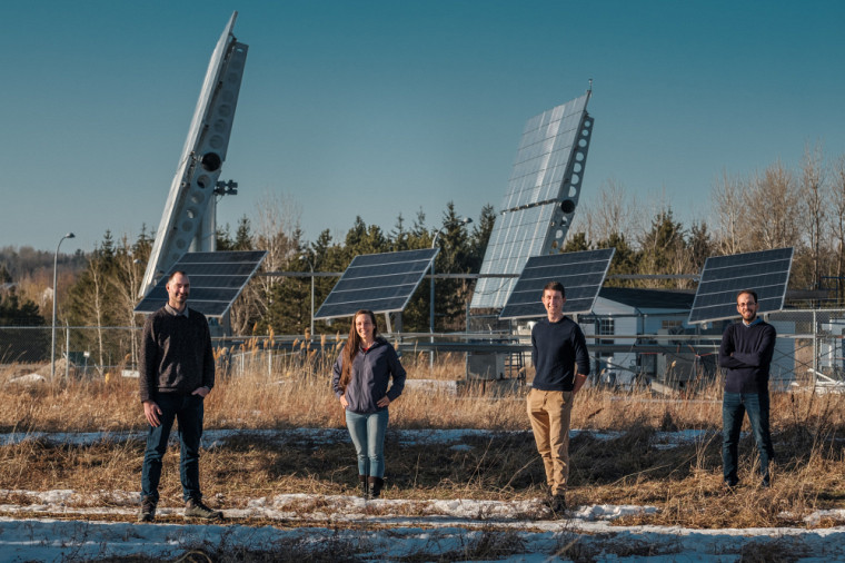 Le Pr Maxime Darnon, la Pre Maude Josée Blondin ainsi que deux étudiants du 3IT, qui sont impliqués dans le projet de station cellulaire solaire en partenariat avec Bell et STACE.