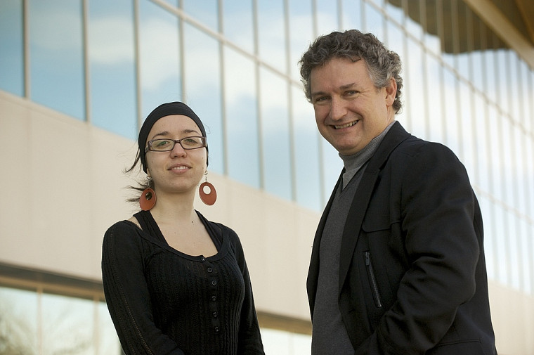 Dominique Scali, doctorante en psychologie organisationnelle, et Luc Pinard, coordonnateur du programme d'accueil et d'intégration des immigrants au Bureau de la registraire