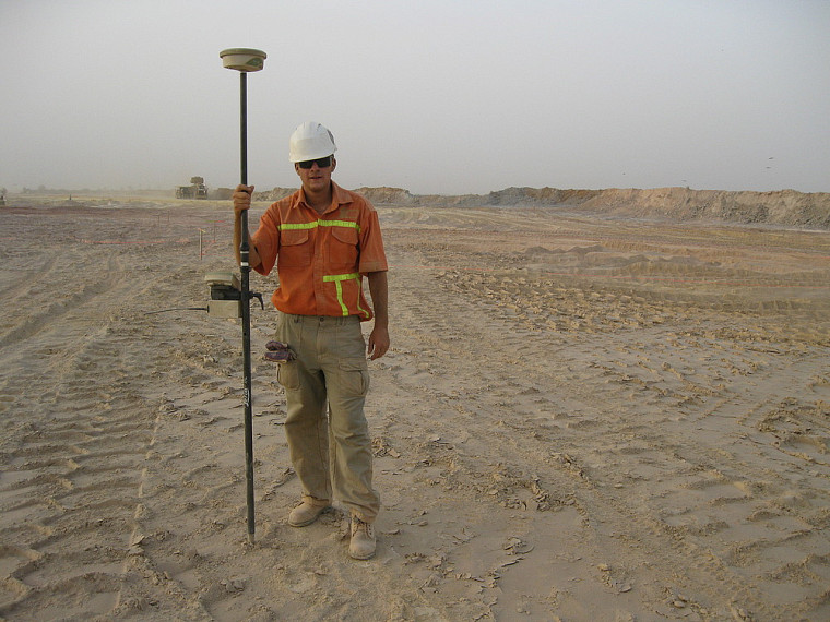 Vincent Lecours, un étudiant en géomatique appliquée à l'environnement de l'Université de Sherbrooke, lors de son stage dans le désert du Sahel au Burkina Faso.