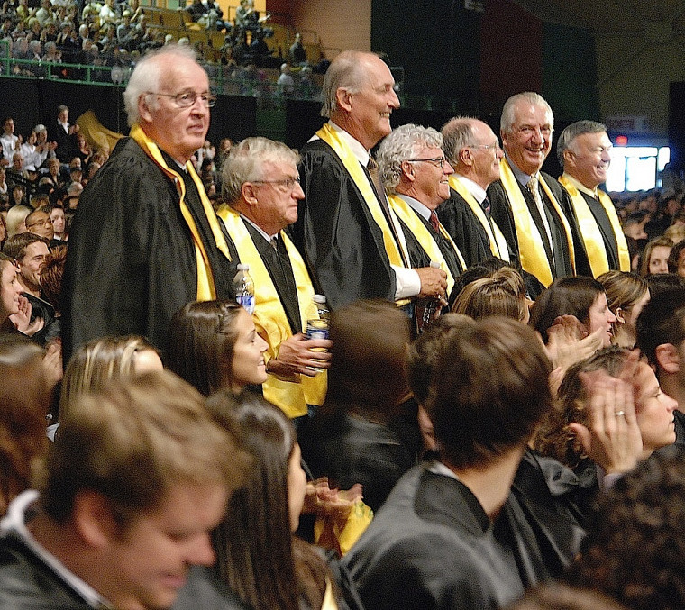 Les 34 diplômés cinquantenaires de l'UdeS, issus de la cohorte de 1960, ont été chaudement applaudis par la foule durant la cérémonie principale de la collation des grades.