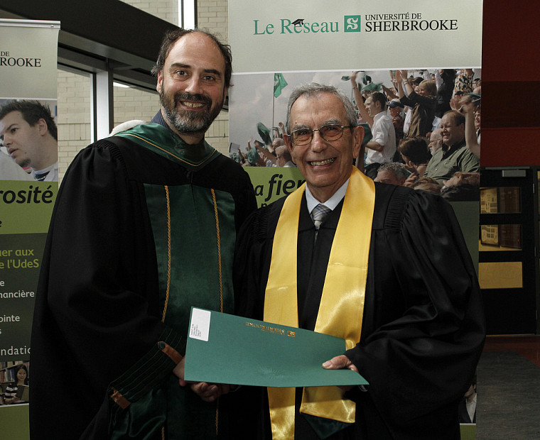 L'ingénieur Robert Leblanc a reçu son parchemin honorifique marquant ses 50 ans de diplomation des mains du Pr Jacques Beauvais, vice-recteur à la recherche.