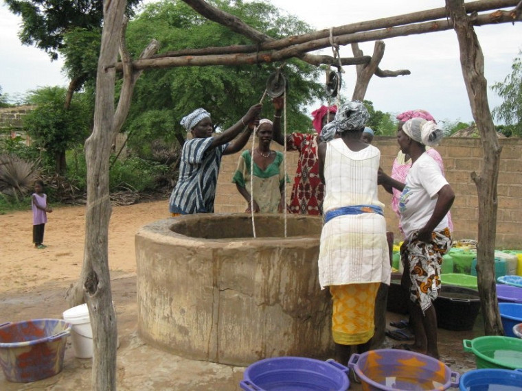 L'actuelle corvée de puisage de l'eau au village de Mbaraglou Ogo. Le projet vise à faciliter l'irrigation des champs.
