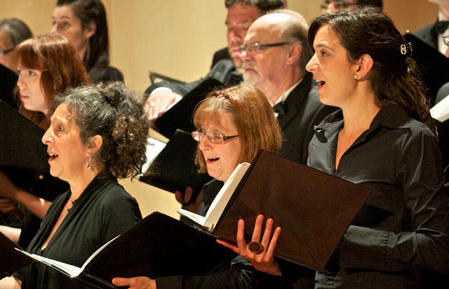 Depuis 2000, pendant une semaine intensive à la fin juin, des choristes expérimentés du Québec et d’ailleurs se réunissent à l’UdeS pour partager leur passion pour le chant choral. 