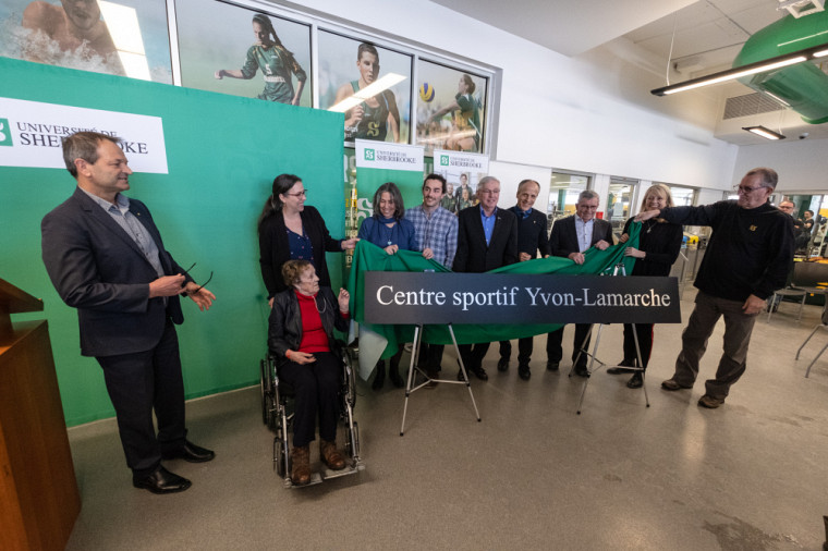 Le dévoilement de la nouvelle dénomination du Centre sportif de l'UdeS s'est fait en présence des proches d'Yvon Lamarche et de nombreuses personnalités s'étant déplacées pour l'occasion.