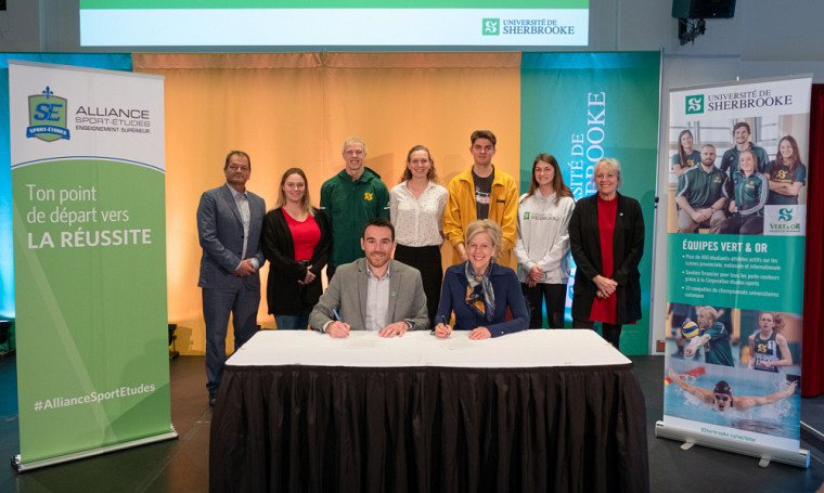 La vice-rectrice aux études à l'UdeS, la Pre Christine Hudon, et le directeur général de l’Alliance Sport-Études, Sébastien Fyfe, ont signé une entente de partenariat, le 19 novembre.