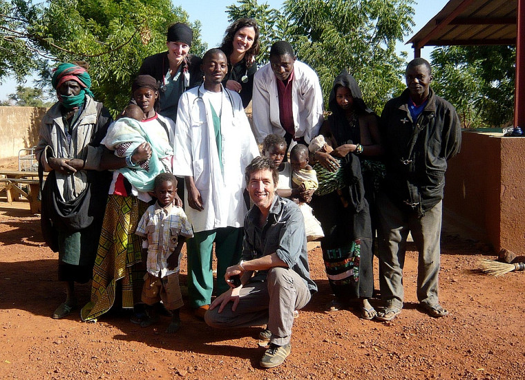 À l’avant, le professeur François Couturier avec des villageois au Mali.
