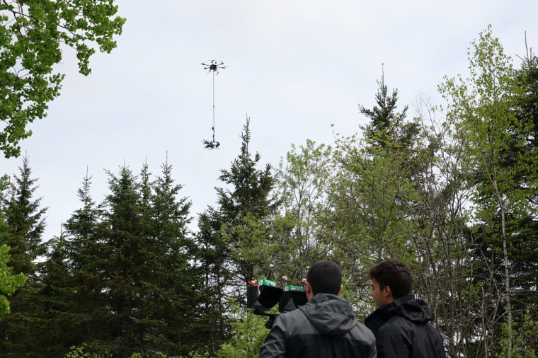Piloté à distance, le drone échantillonneur est à la fois efficace et sécuritaire.
