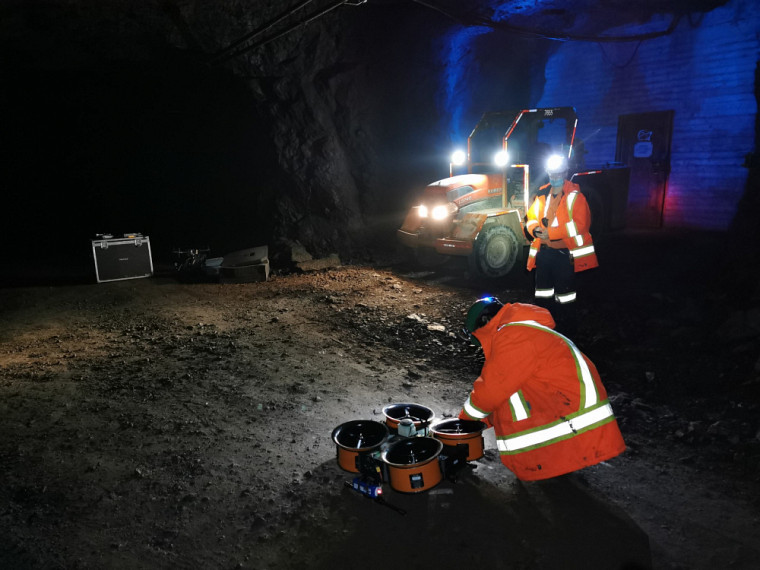 Marc-Antoine Leclerc, un membre de l'équipe du projet, qui est sur le terrain afin de tester le drone, en compagnie d'un client d'une compagnie minière.